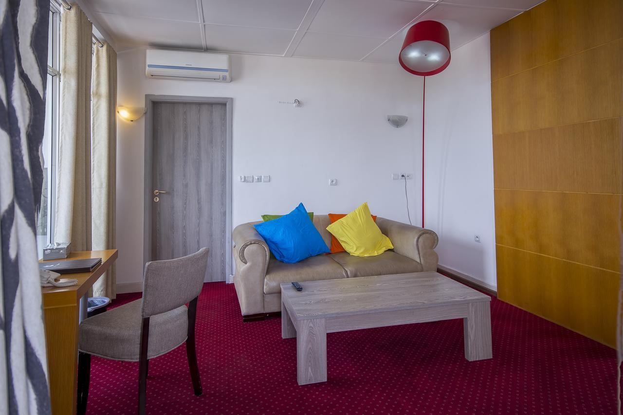 Leon Hotel Kinshasa Eksteriør billede